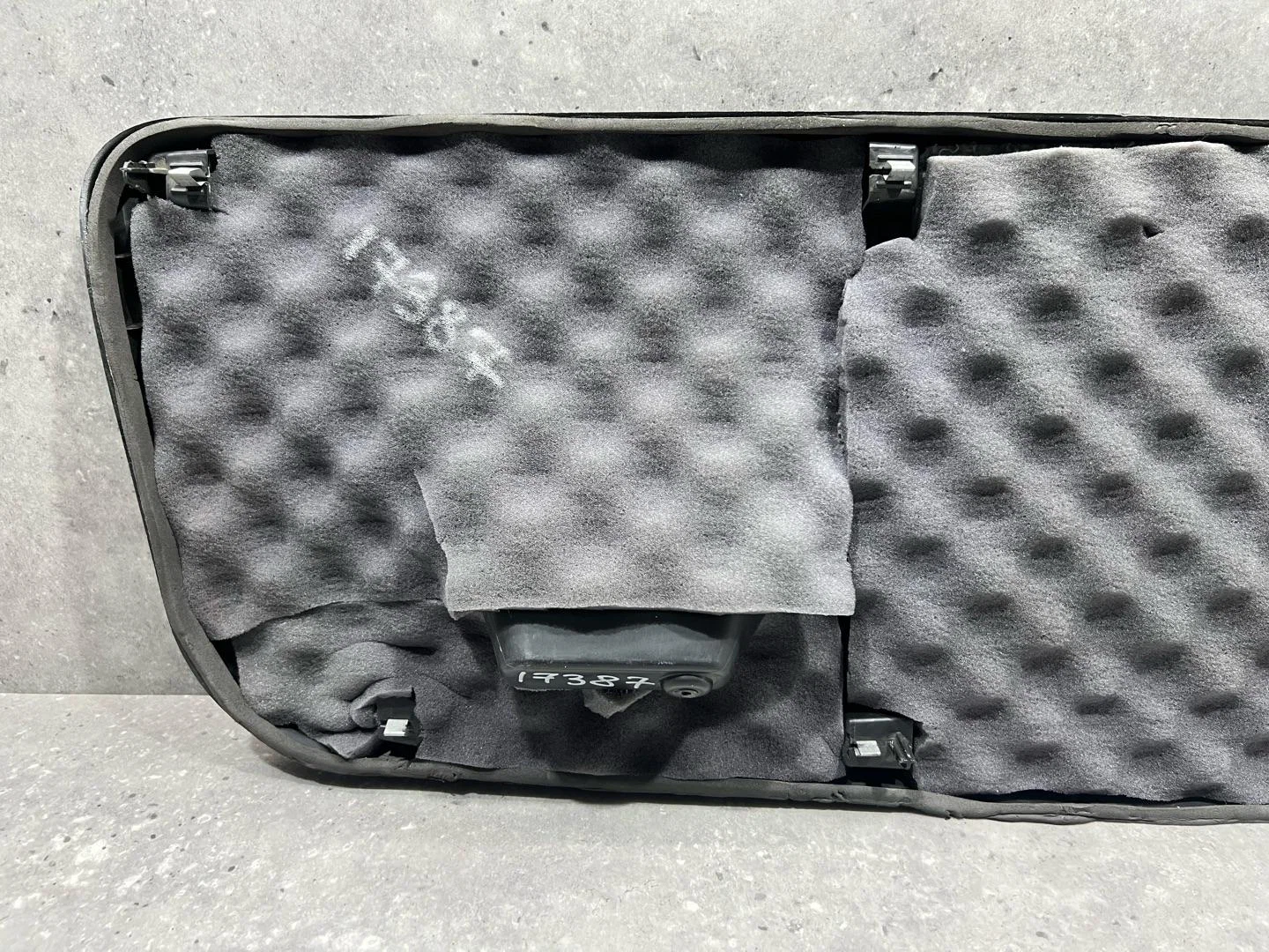 Обшивка крышки багажника Volkswagen Polo 5 6C1 - миниатюра 6