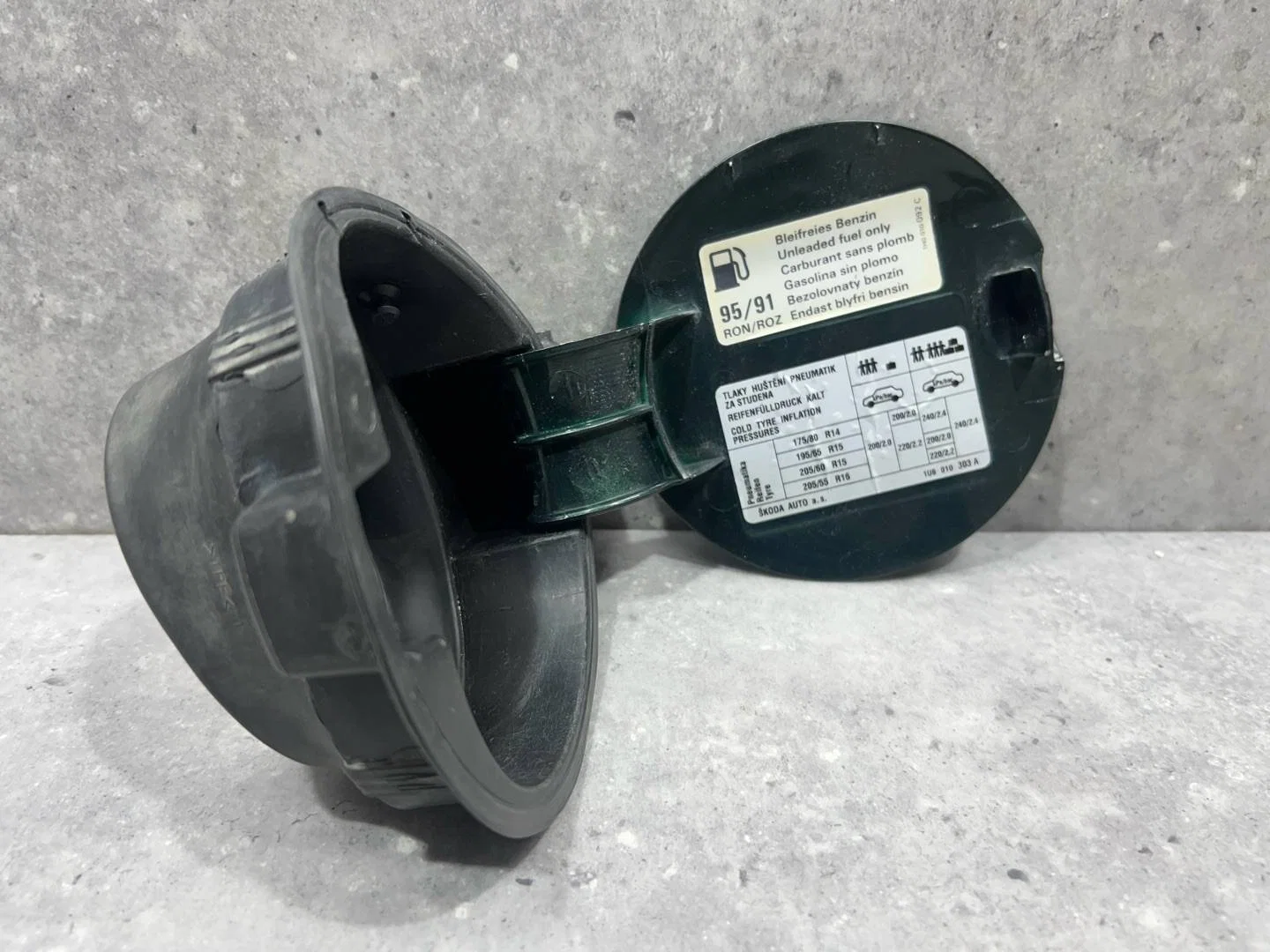 Лючок топливного бака Skoda Octavia 1 рест. 1U2 - миниатюра 5