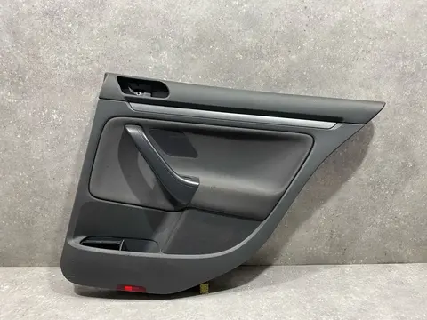 Обшивка двери задней правой Volkswagen Jetta 5 1K2