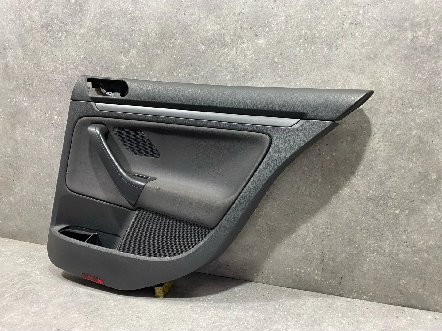 Обшивка двери задней правой Volkswagen Jetta 5 1K2 - миниатюра 2