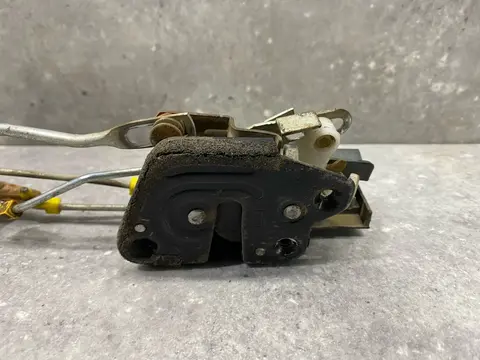 Замок двери передней правой Hyundai Accent 2 LC