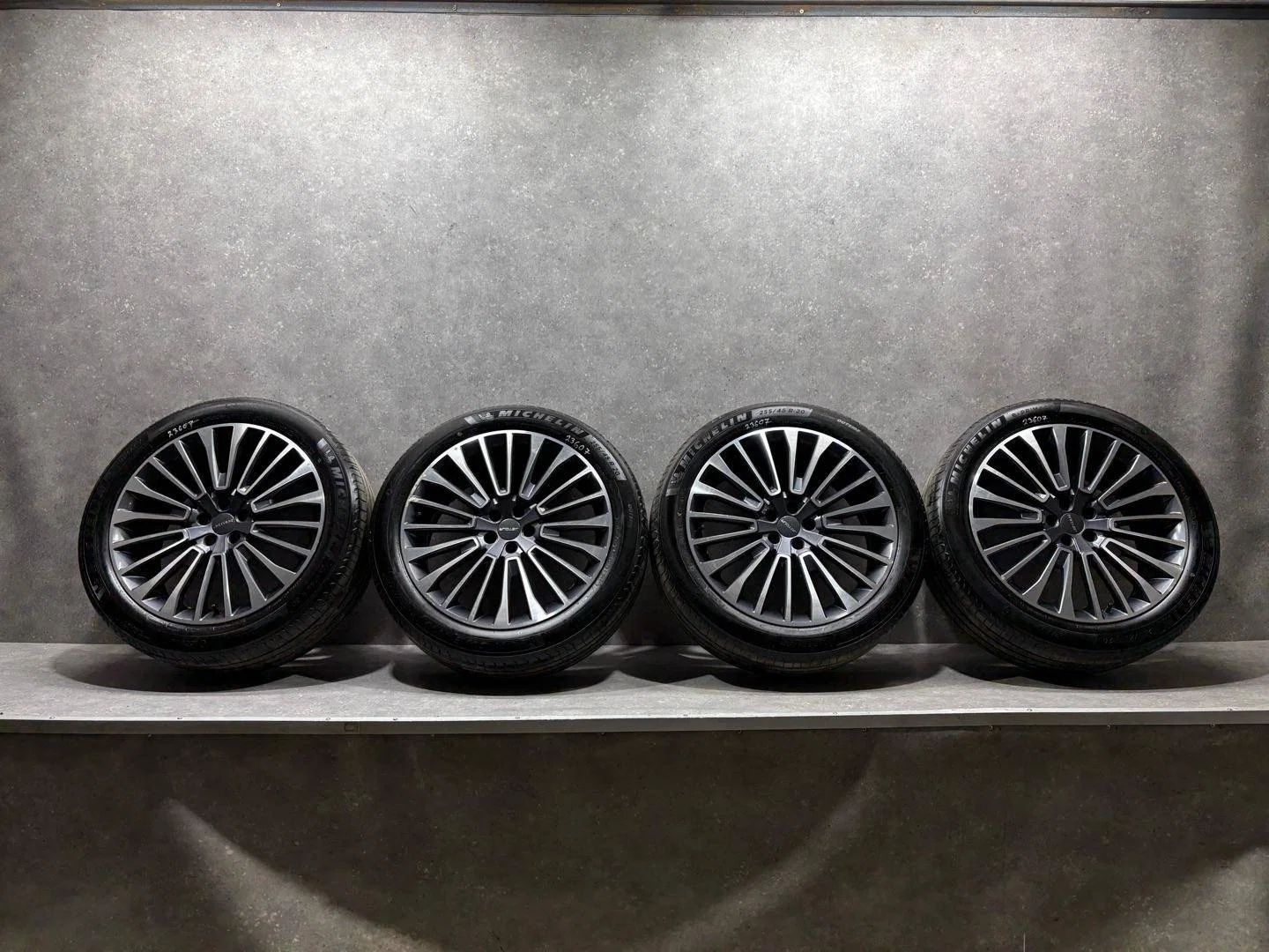 Комплект колес R20x8.5 5x108 (MICHELIN E-Primacy 255/45) - изображение 1