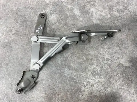 Петля крышки багажника правая Mitsubishi Lancer
