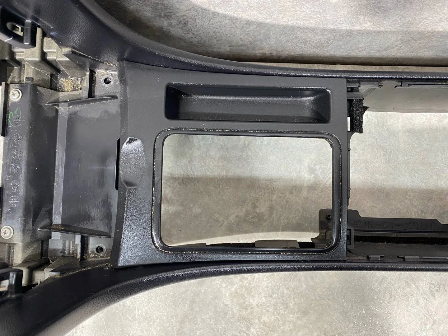 Консоль салона Mazda 3 1 рест. 2006 BAN664420A02 - миниатюра 4