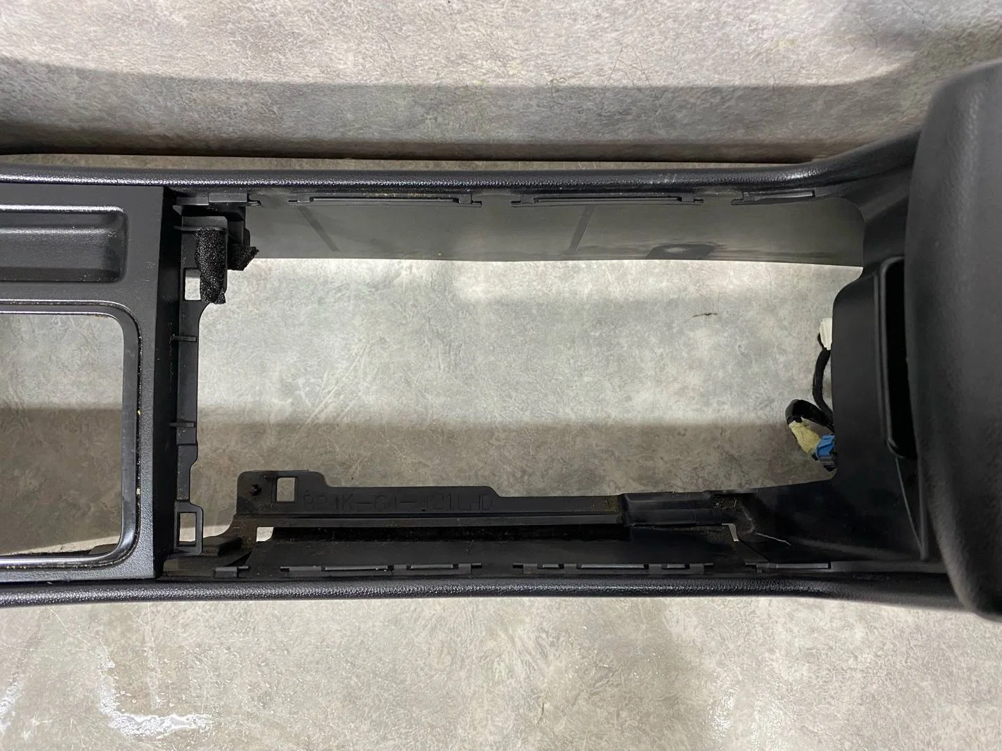 Консоль салона Mazda 3 1 рест. 2006 BAN664420A02 - миниатюра 5