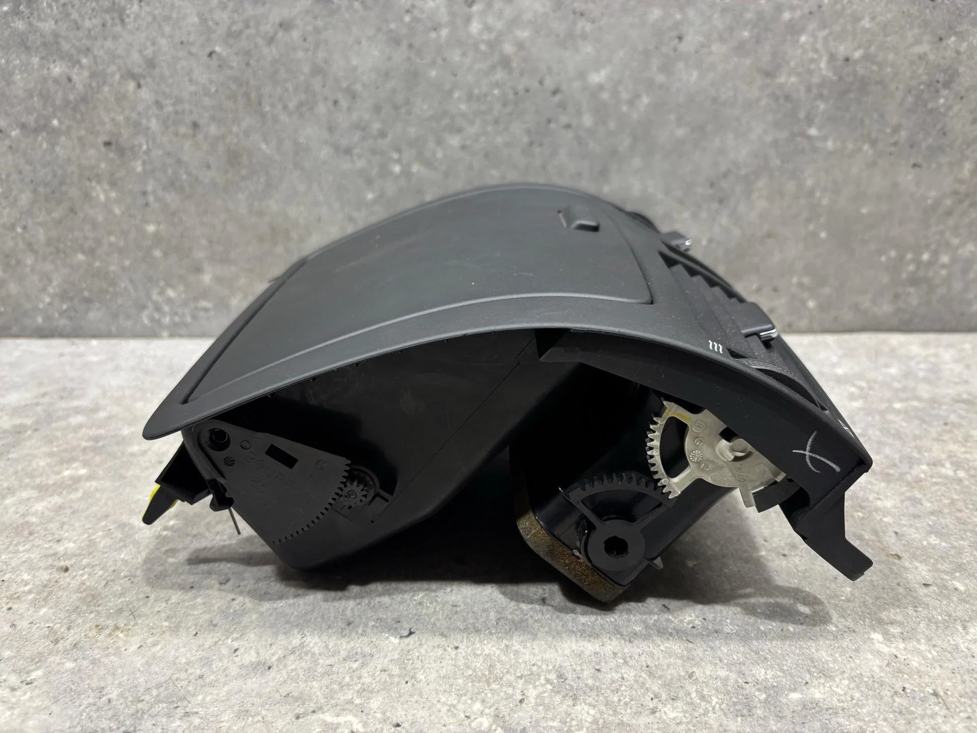 Дефлектор обдува салона центральный Toyota Avensis - миниатюра 5