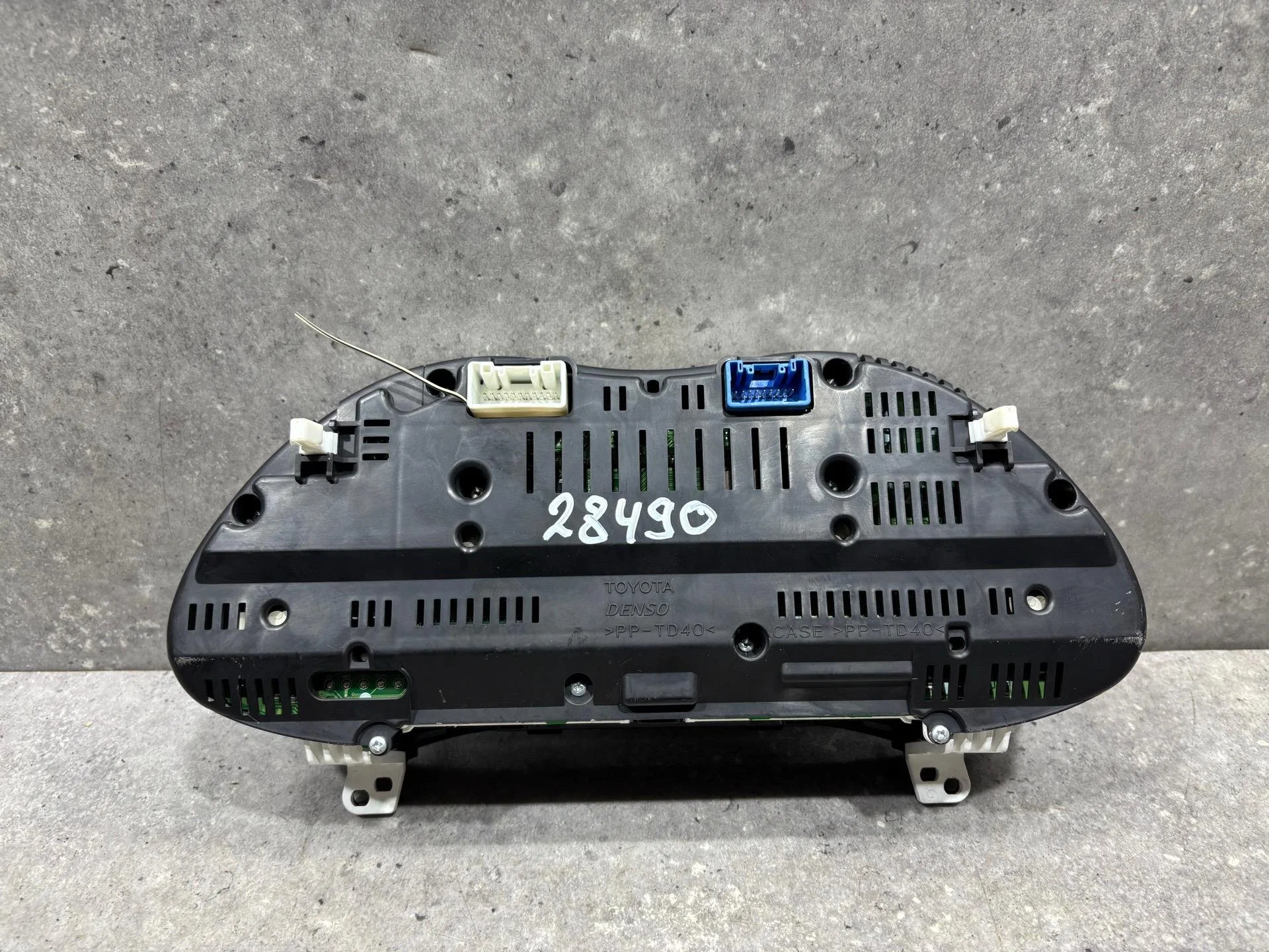 Панель приборов (щиток) Toyota Avensis 8380005A30 - миниатюра 8
