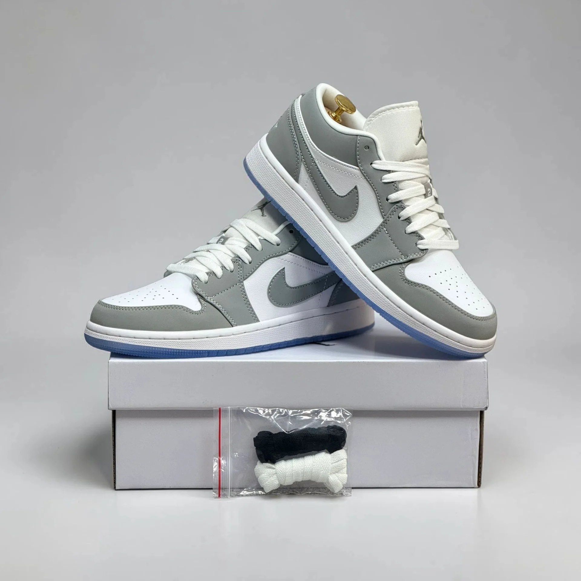 Кроссовки Nike Air Jordan 1 - миниатюра 2