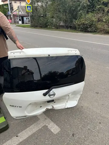 крыжка багажника Ниссан