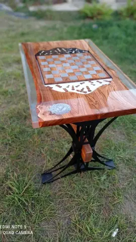 Шахматный стол из дерева и эпоксидной смолы