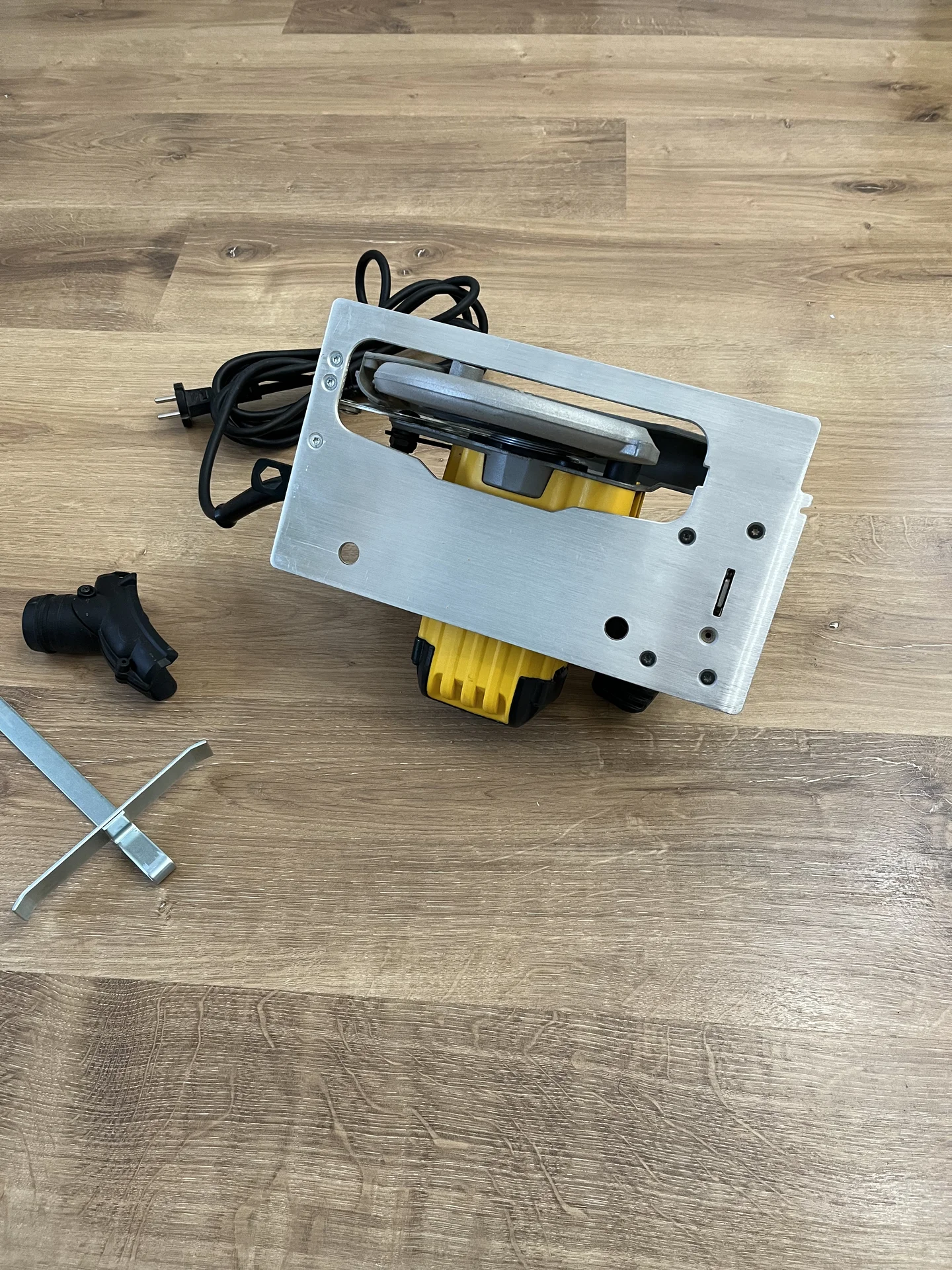 Дисковая пила DEWALT DWE 575 K - миниатюра 2