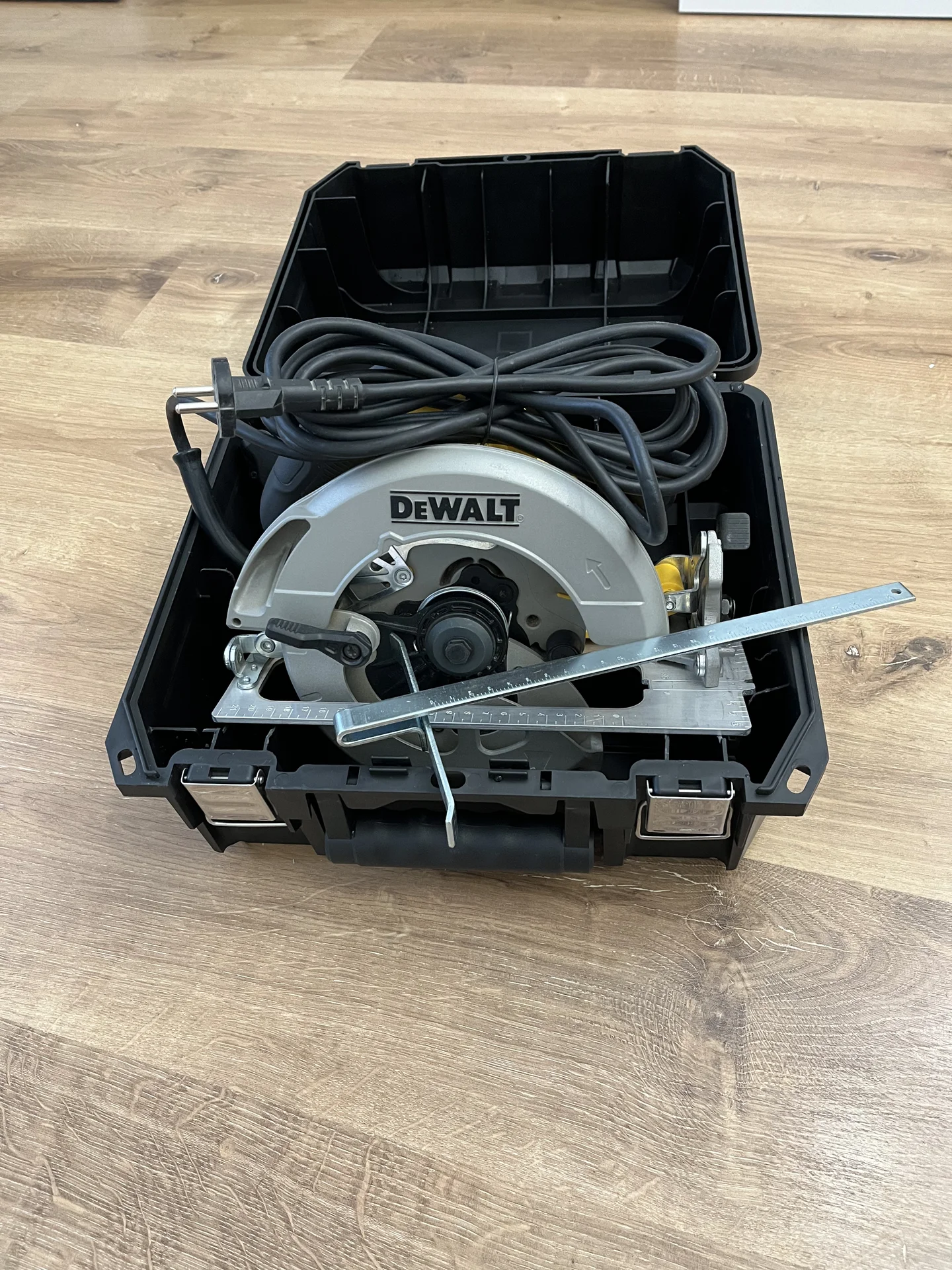 Дисковая пила DEWALT DWE 575 K - миниатюра 4