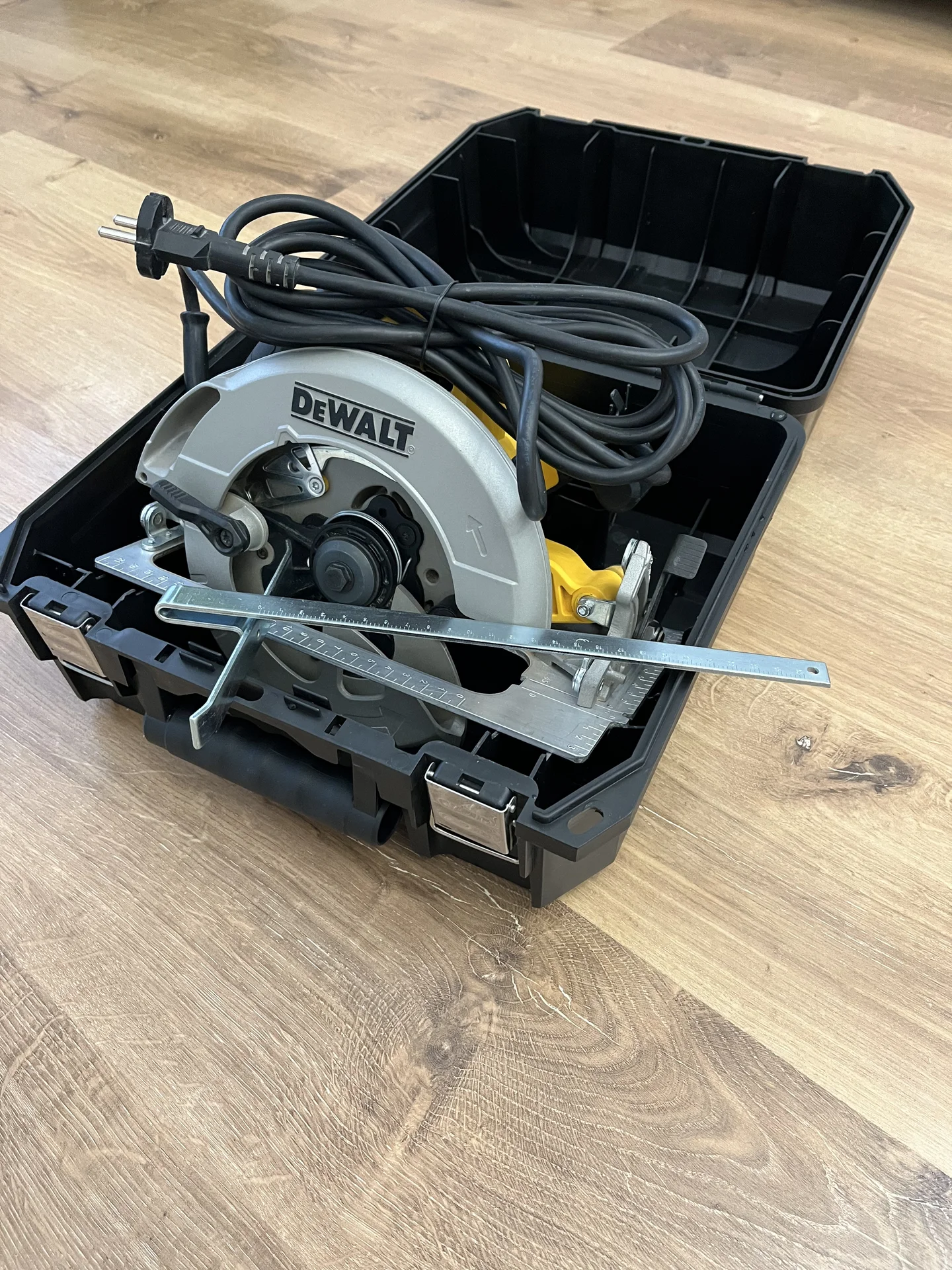 Дисковая пила DEWALT DWE 575 K - миниатюра 5