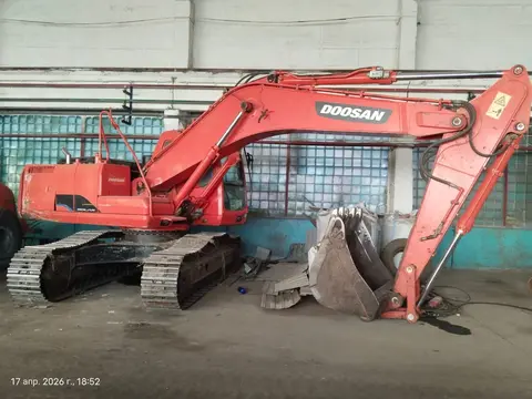 Гусеничный экскаватор