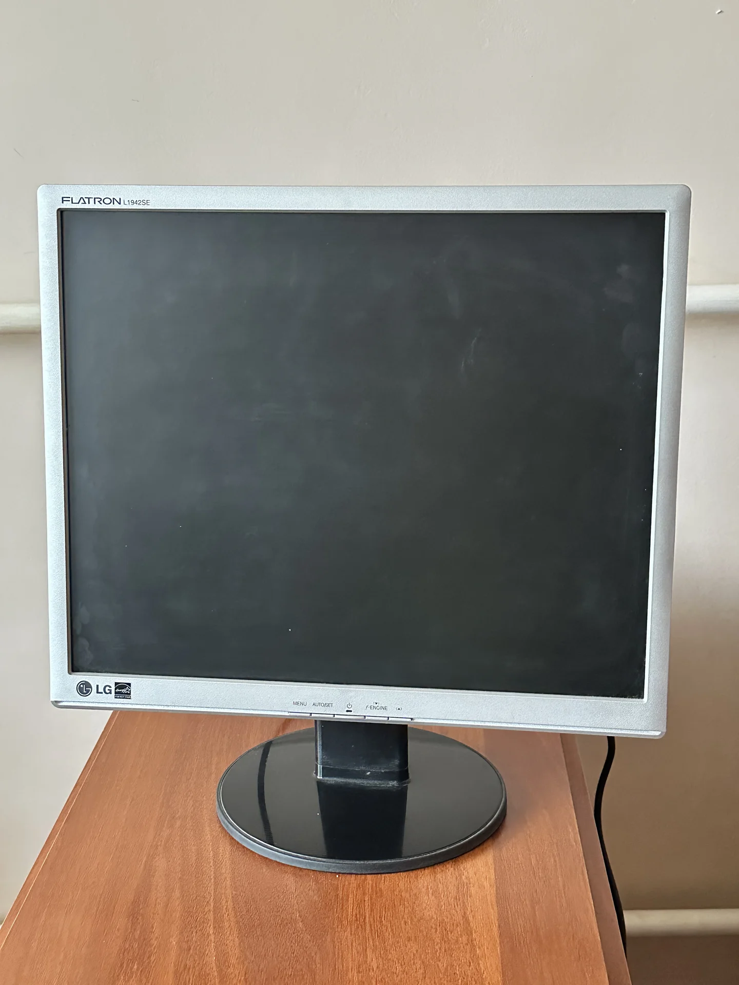 Монитор LG FLATRON L1942SE - SF бу - изображение 1