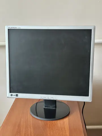 Монитор LG FLATRON L1942SE - SF бу