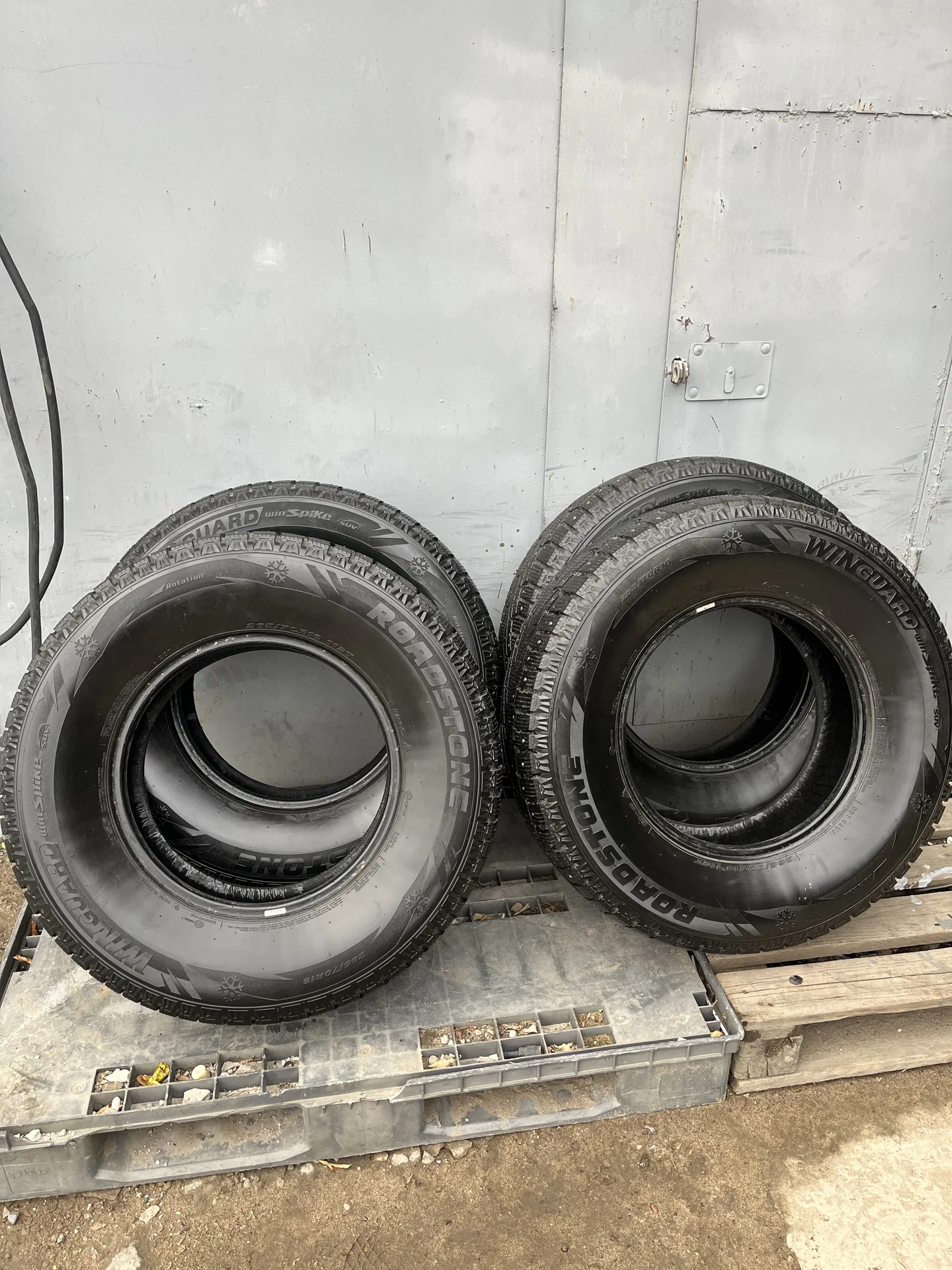 Комплект зимних шин Roadstone WinGuard 265/70 R16 - изображение 1