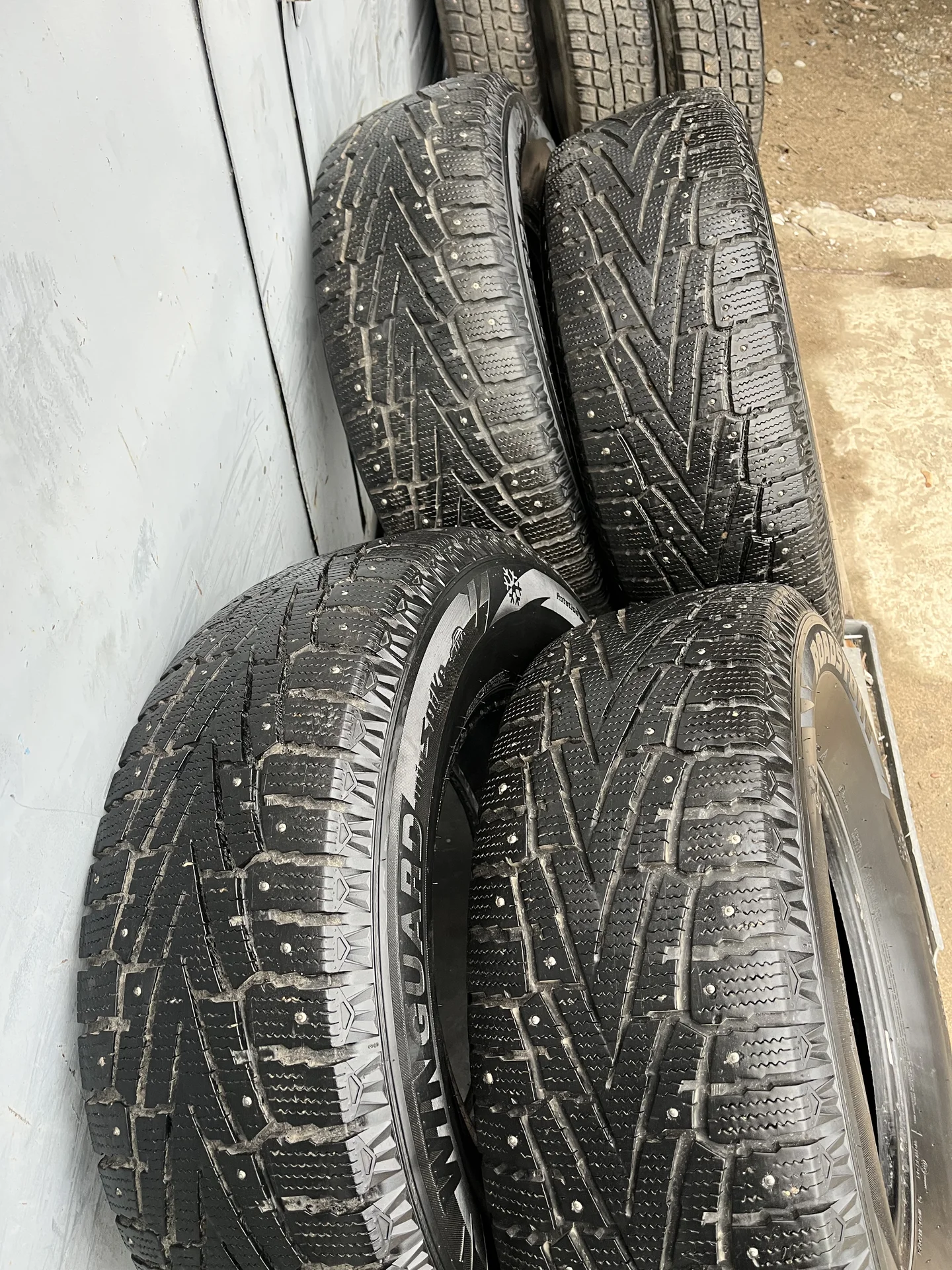 Комплект зимних шин Roadstone WinGuard 265/70 R16 - миниатюра 2