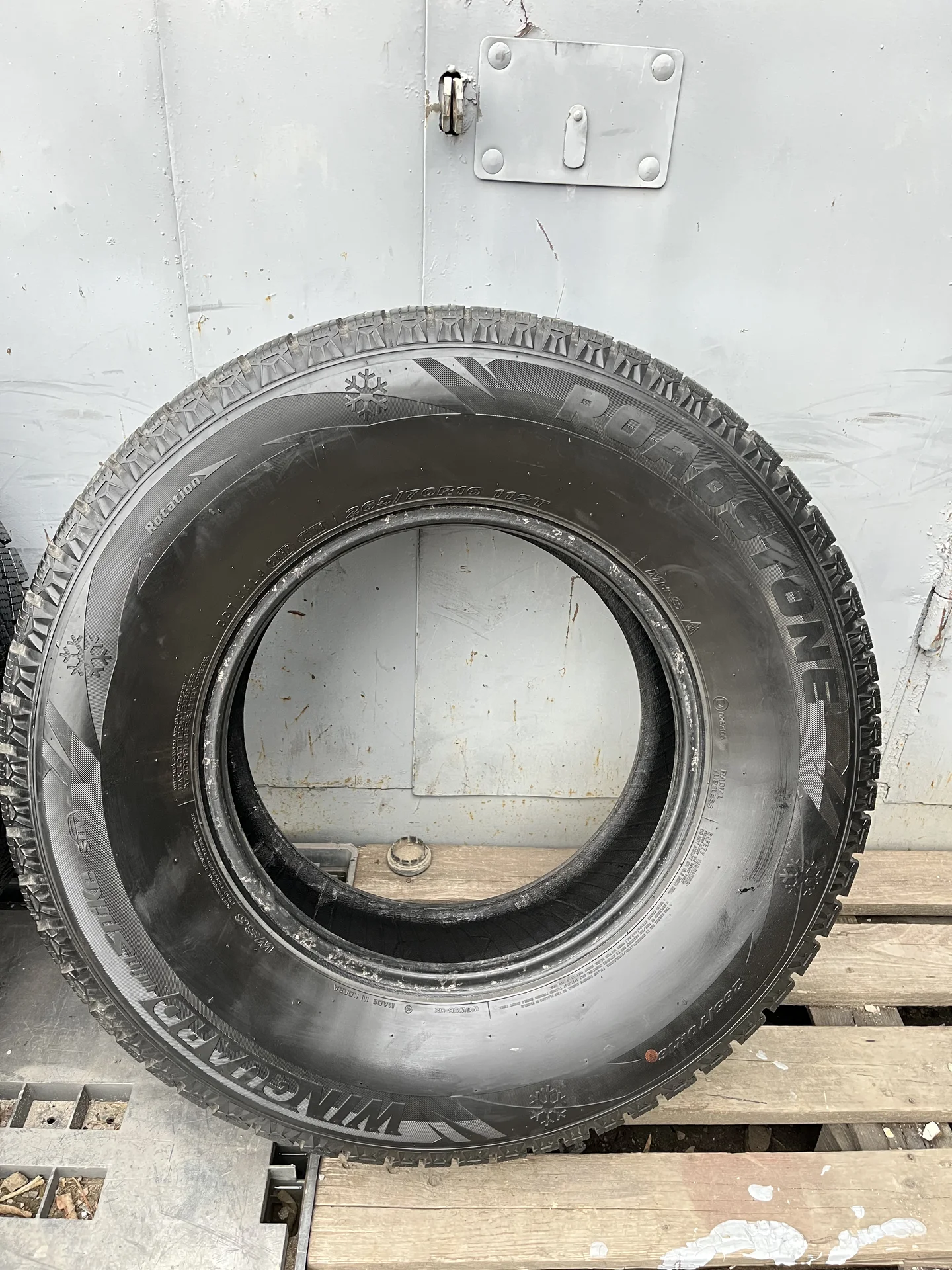 Комплект зимних шин Roadstone WinGuard 265/70 R16 - миниатюра 4