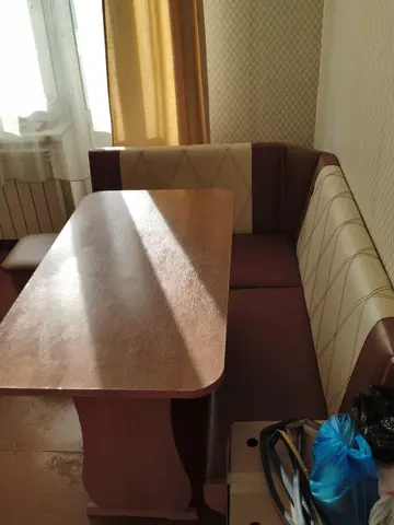 Кухонный стол, угловой диван и 2 табуретки