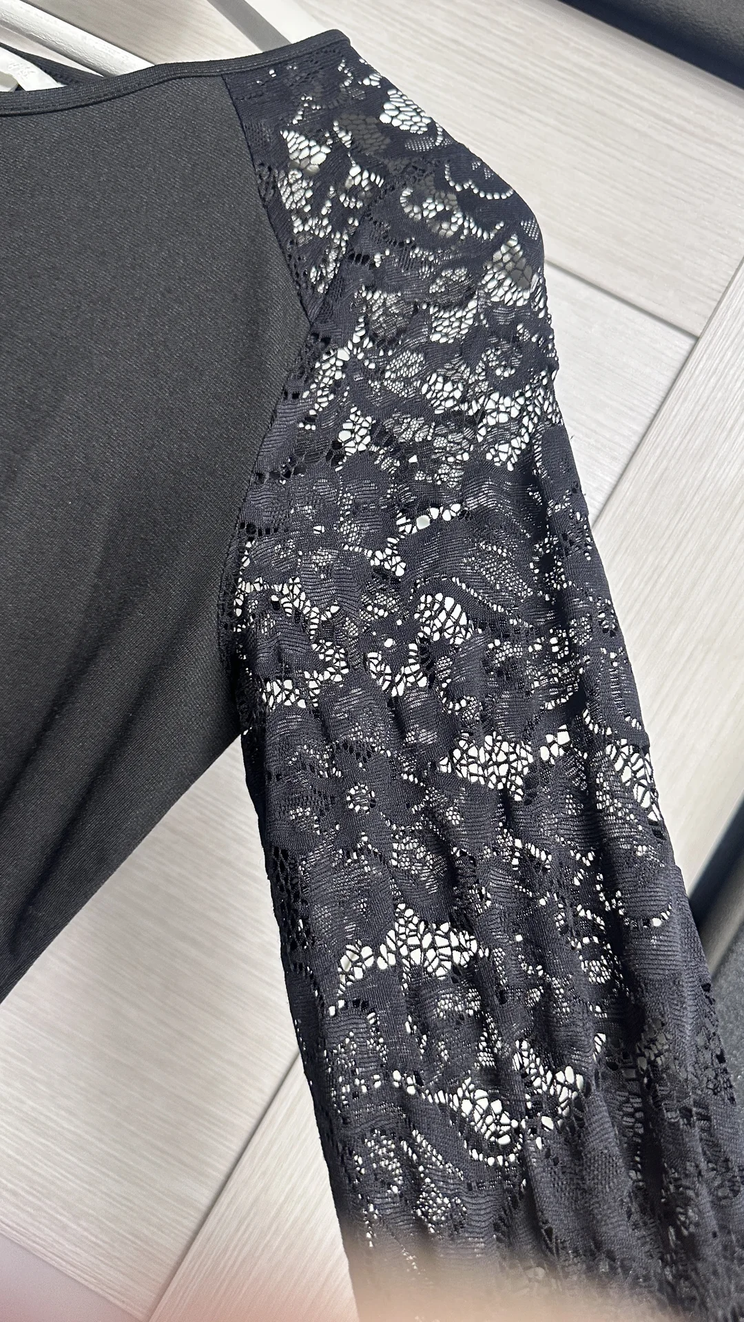 Чёрное платье H&M MAMA с кружевными рукавами, разм - миниатюра 3