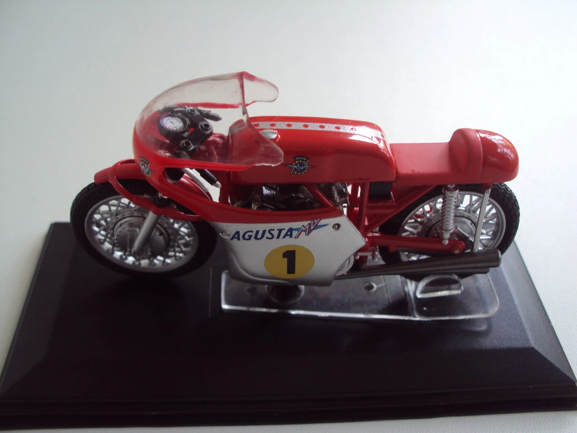 Мотоцикл agusta 3 cil 500cc World Champion 1967 - миниатюра 2
