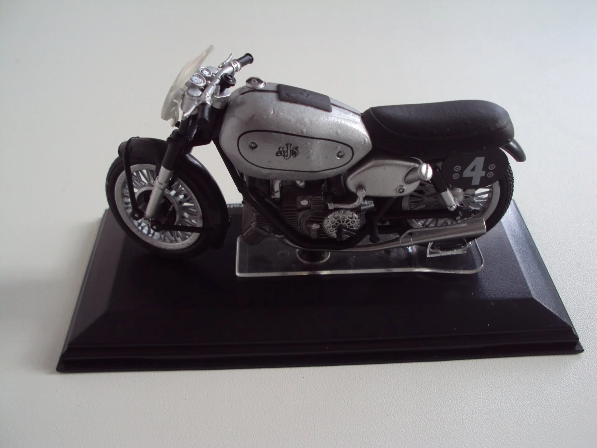 Мотоцикл E90 500cc World Champion 1949 - миниатюра 7
