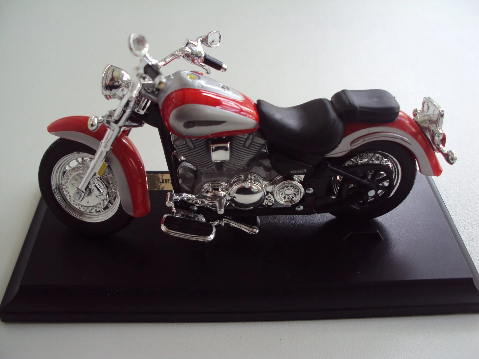 Мотоцикл Maisto YAMAHA 2001 Road Star - миниатюра 2