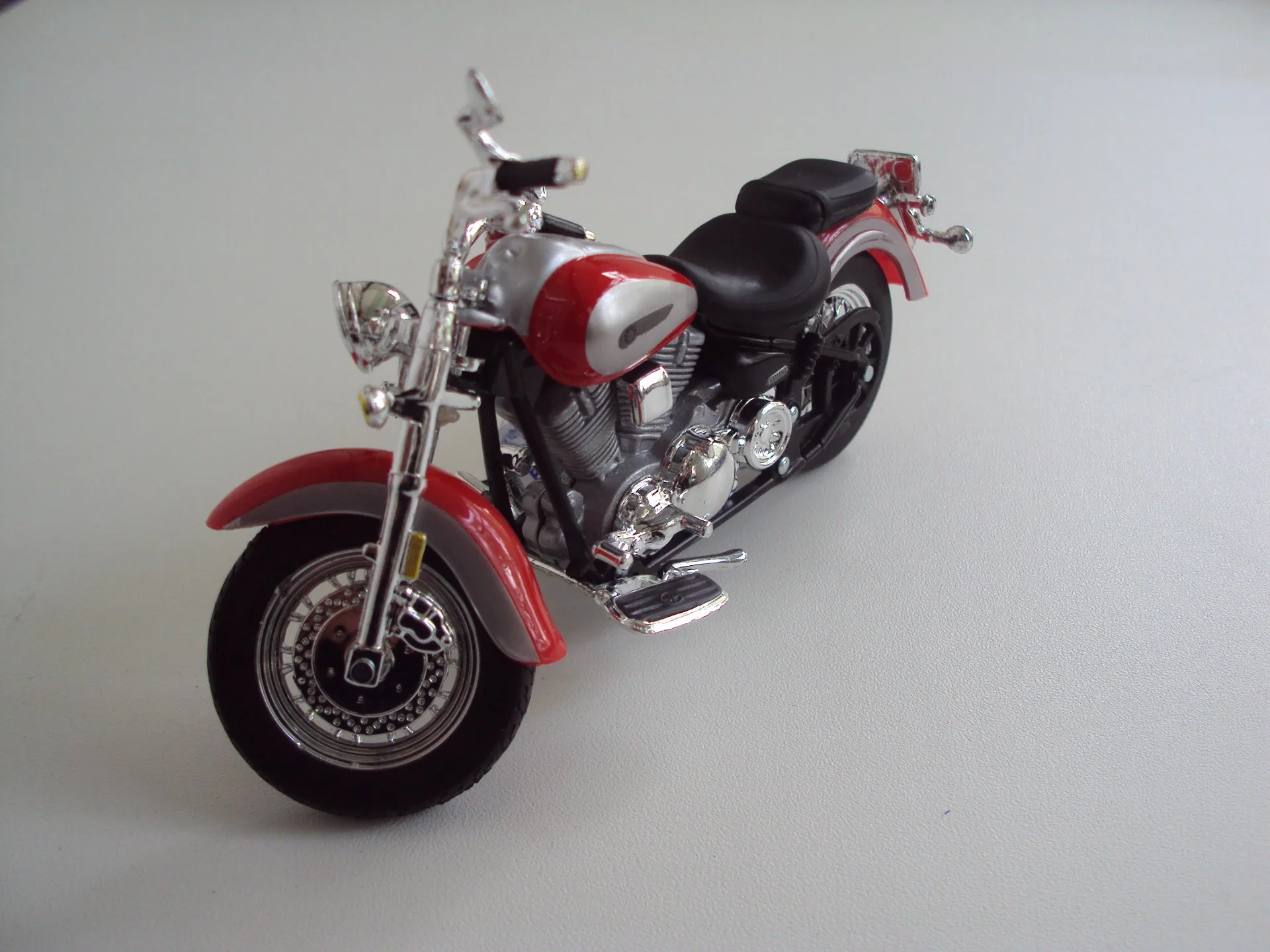 Мотоцикл Maisto YAMAHA 2001 Road Star - миниатюра 4