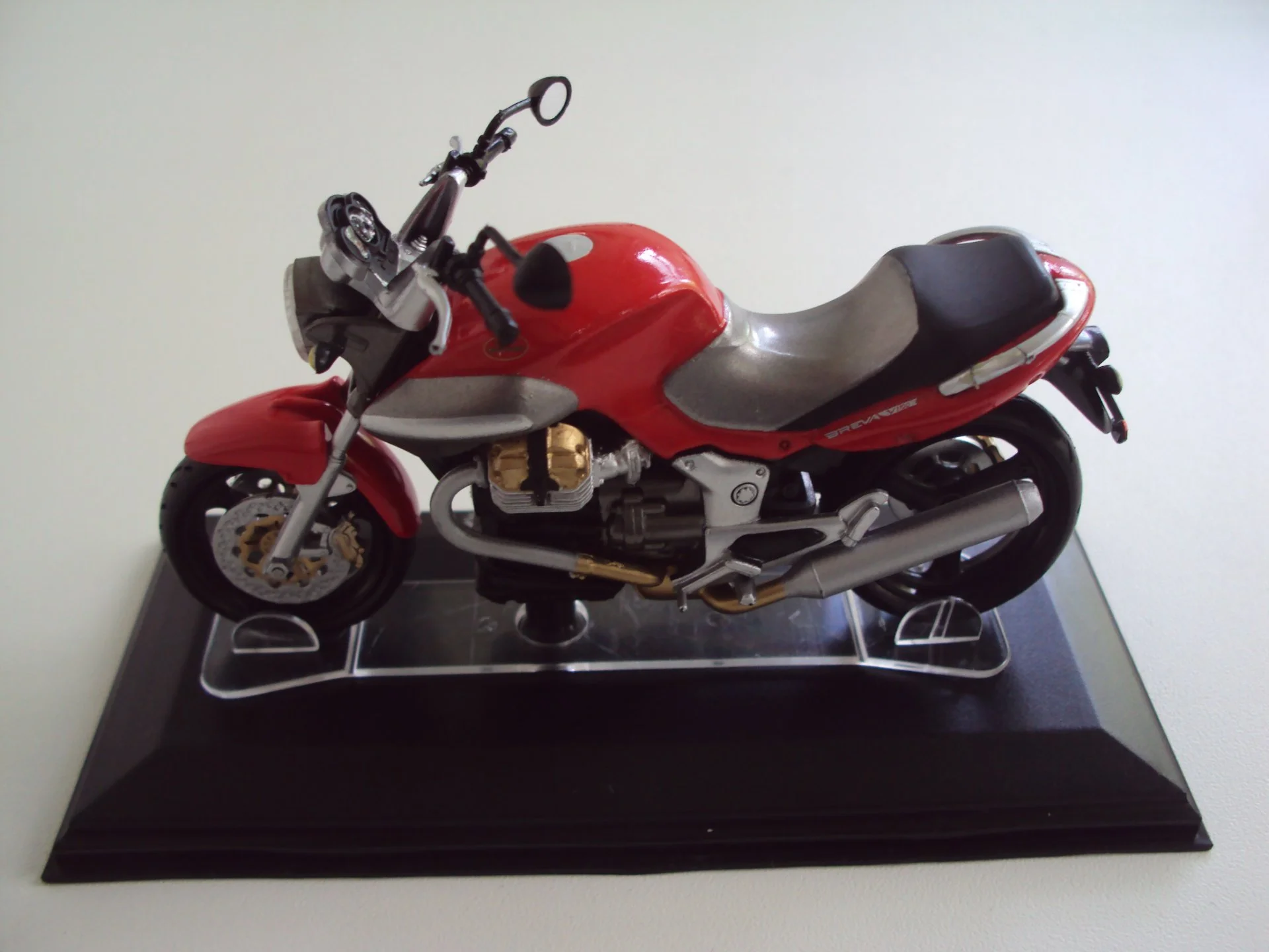 Мотоцикл MOTO GUZZI BREVA V1100 - миниатюра 2