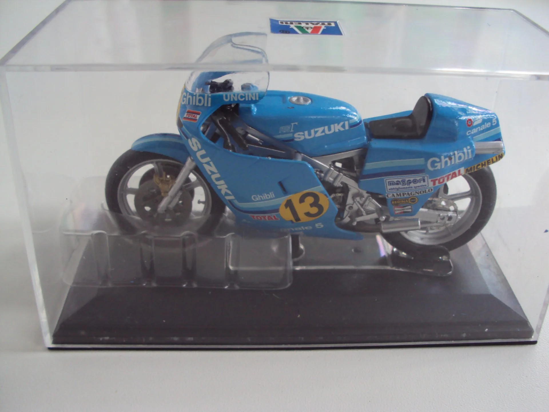 Мотоцикл SUZUKI RG 500 World Champion 1982 - миниатюра 2