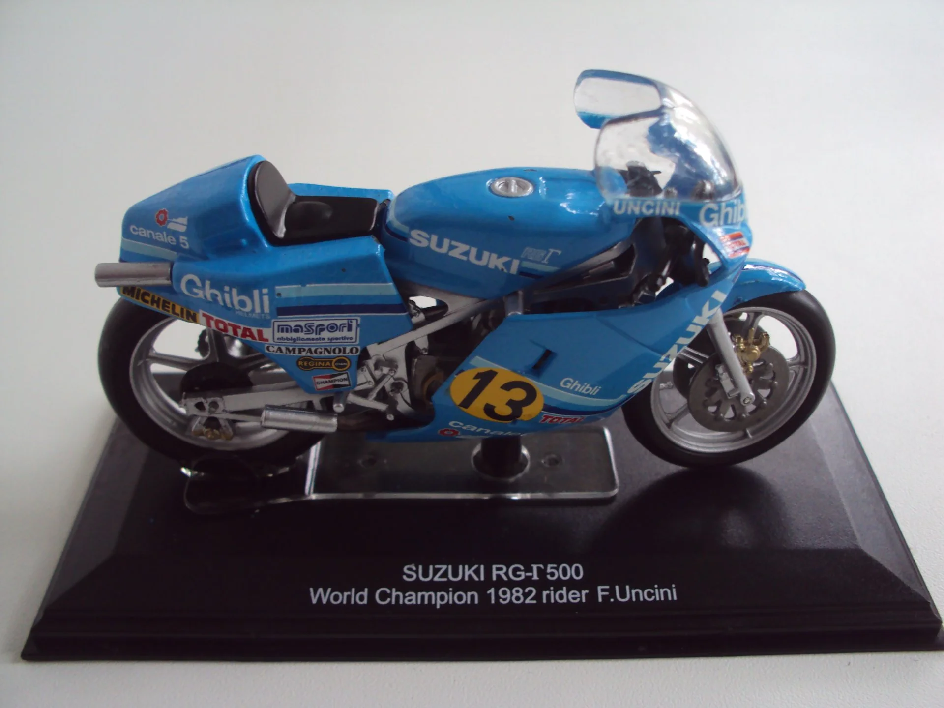 Мотоцикл SUZUKI RG 500 World Champion 1982 - миниатюра 3