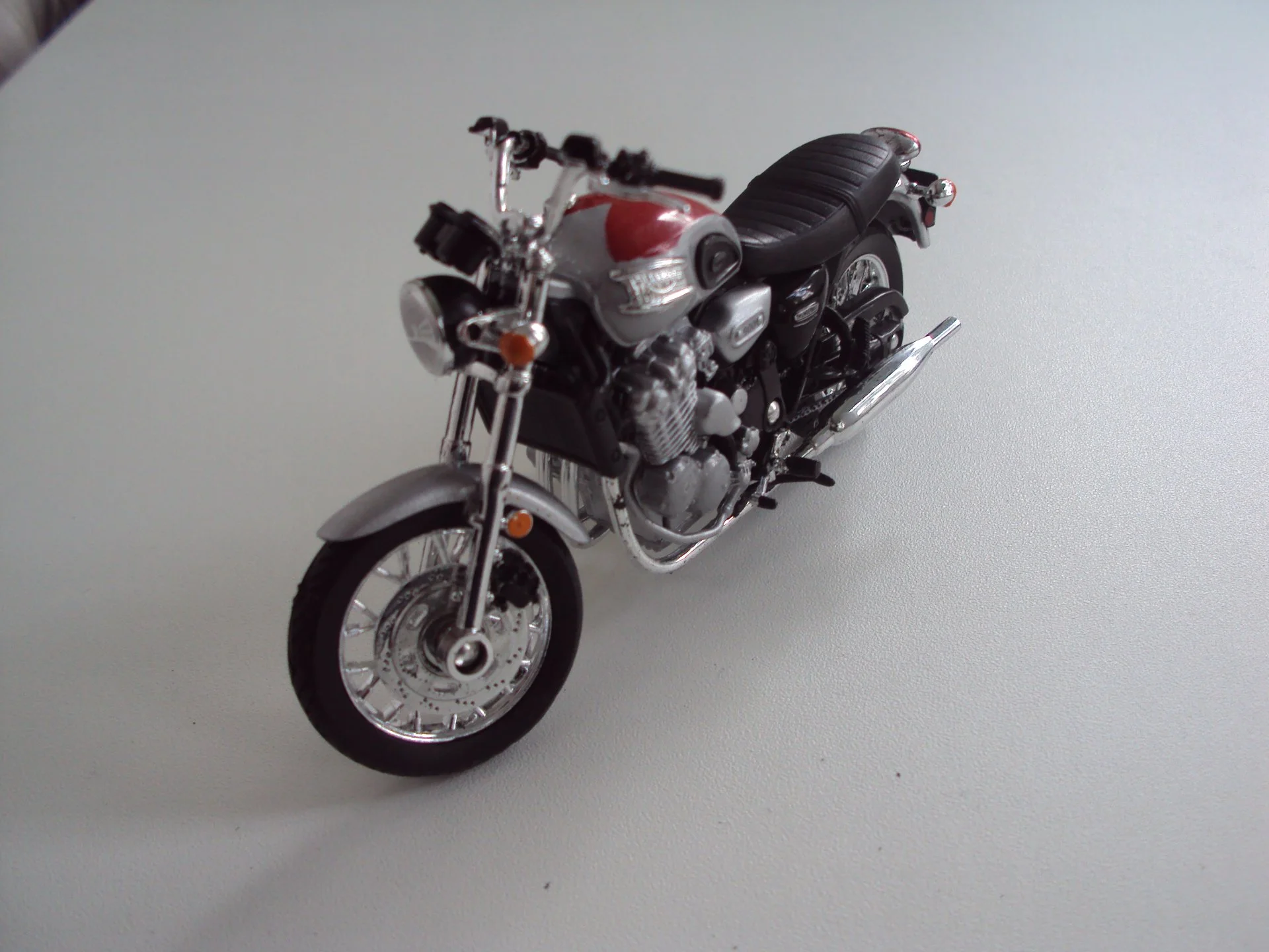 Мотоцикл TRIUMPH THUNDERBIRD - миниатюра 3
