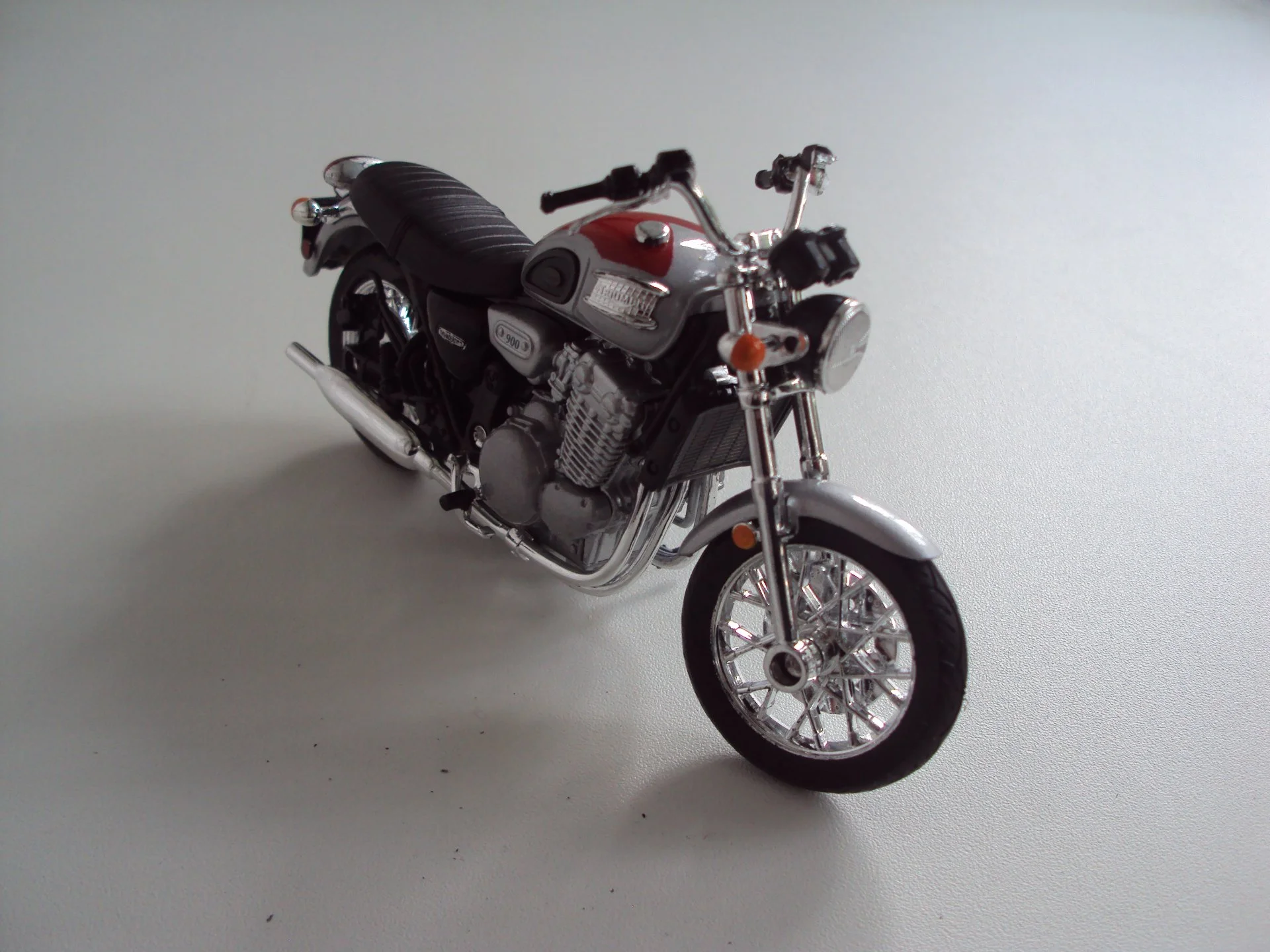 Мотоцикл TRIUMPH THUNDERBIRD - миниатюра 4