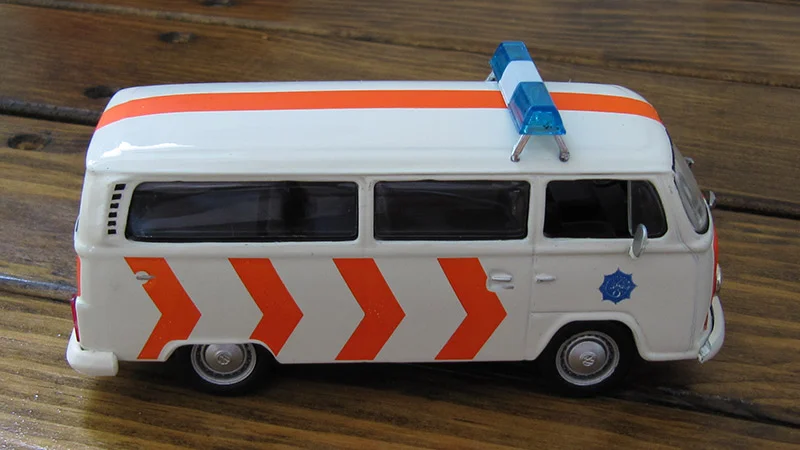 Полицейские машины мира №17 VOLKSWAGEN TRANSPORTER T2 полиция нидерландов - миниатюра 4