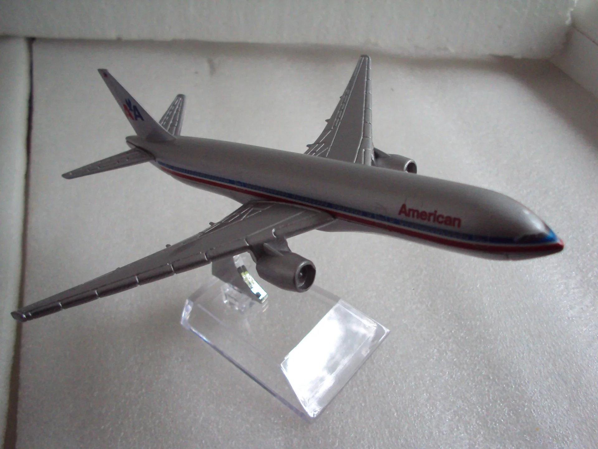 Модель самолёта American Airlines Boeing 777 - изображение 1