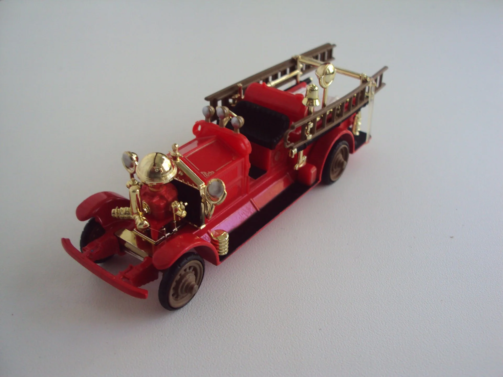 Автомобиль 1924 Ahrens пожарная машина FOX USA - миниатюра 2