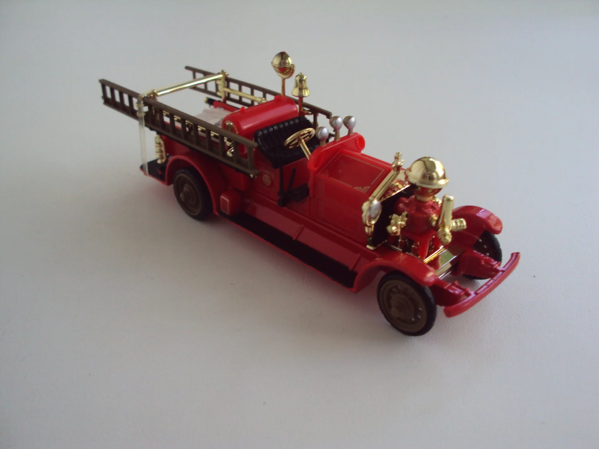 Автомобиль 1924 Ahrens пожарная машина FOX USA - миниатюра 3