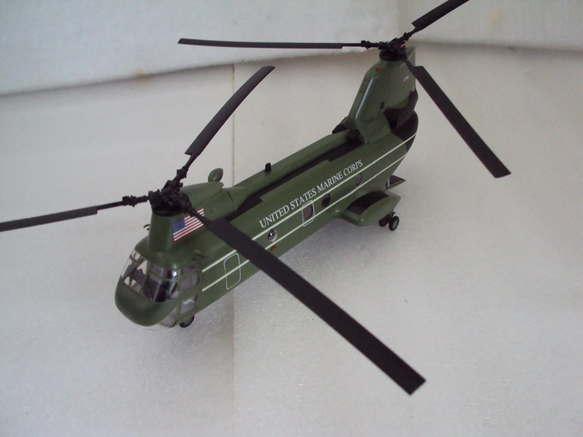 Вертолёт 37004 Marines Boeing ch-46f 157684 hmx-1 - миниатюра 2