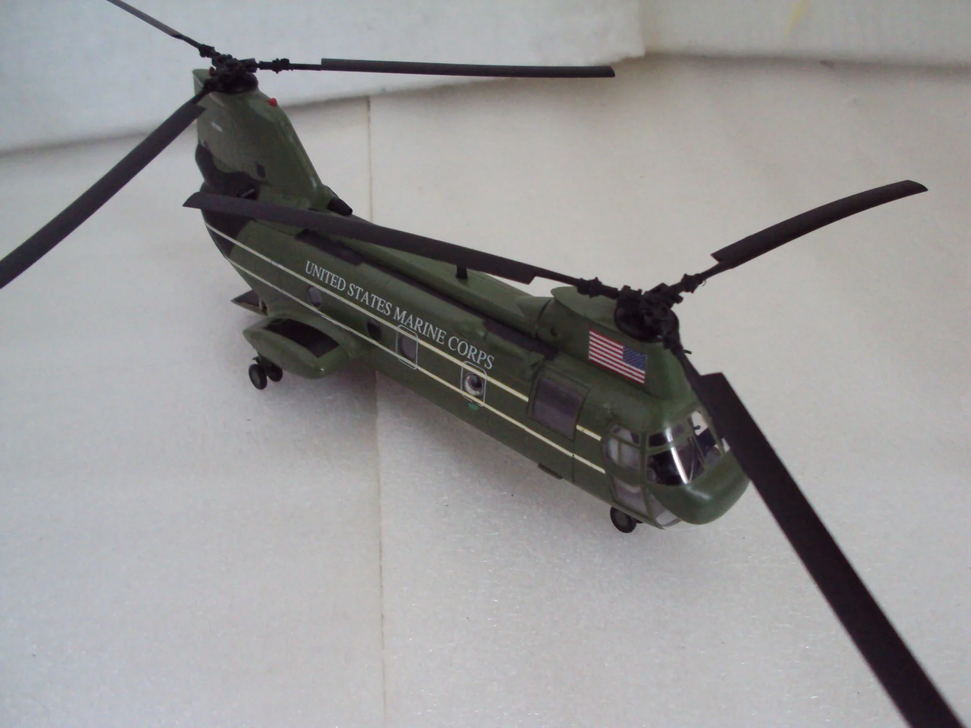 Вертолёт 37004 Marines Boeing ch-46f 157684 hmx-1 - миниатюра 3