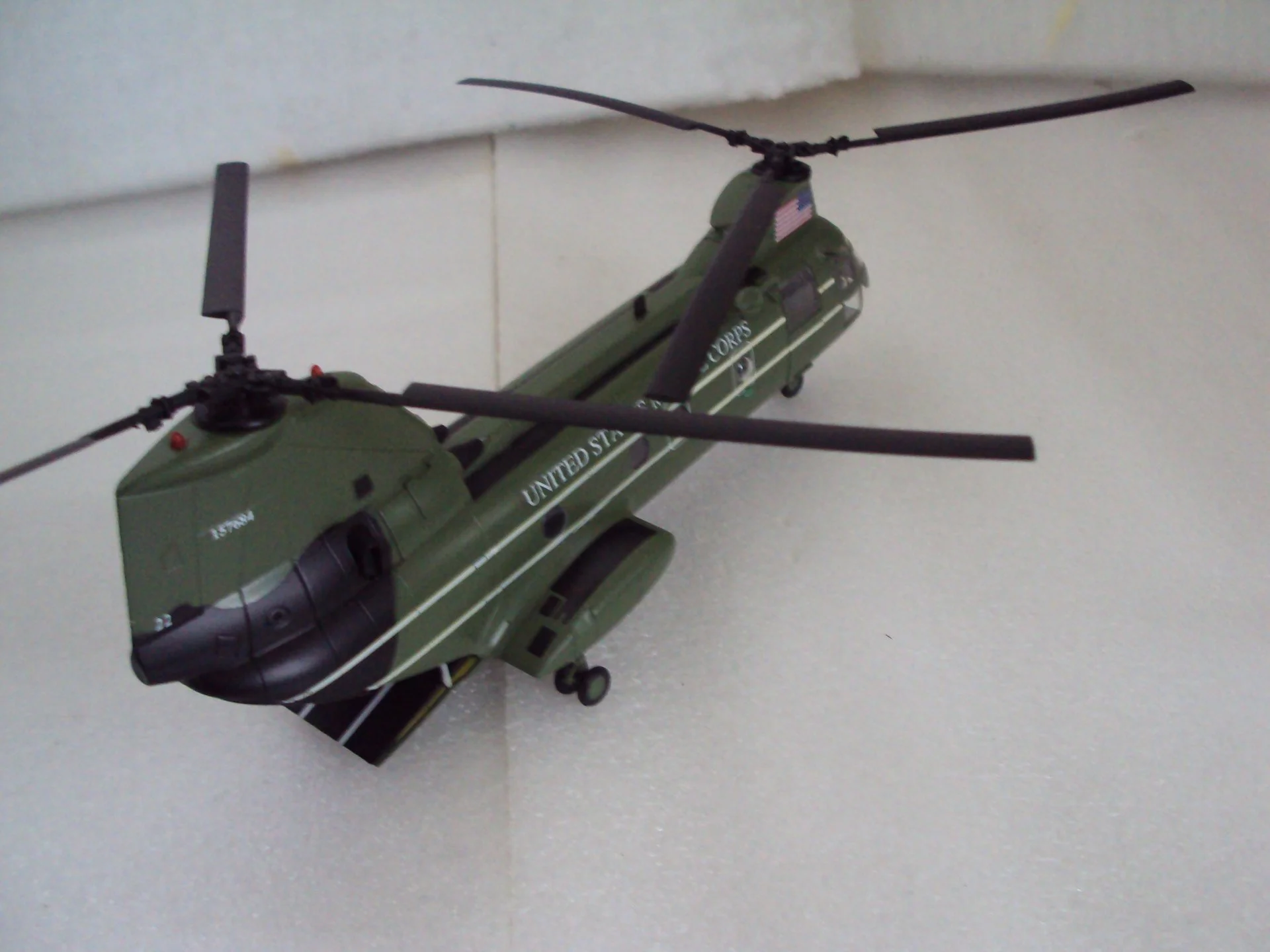 Вертолёт 37004 Marines Boeing ch-46f 157684 hmx-1 - миниатюра 4
