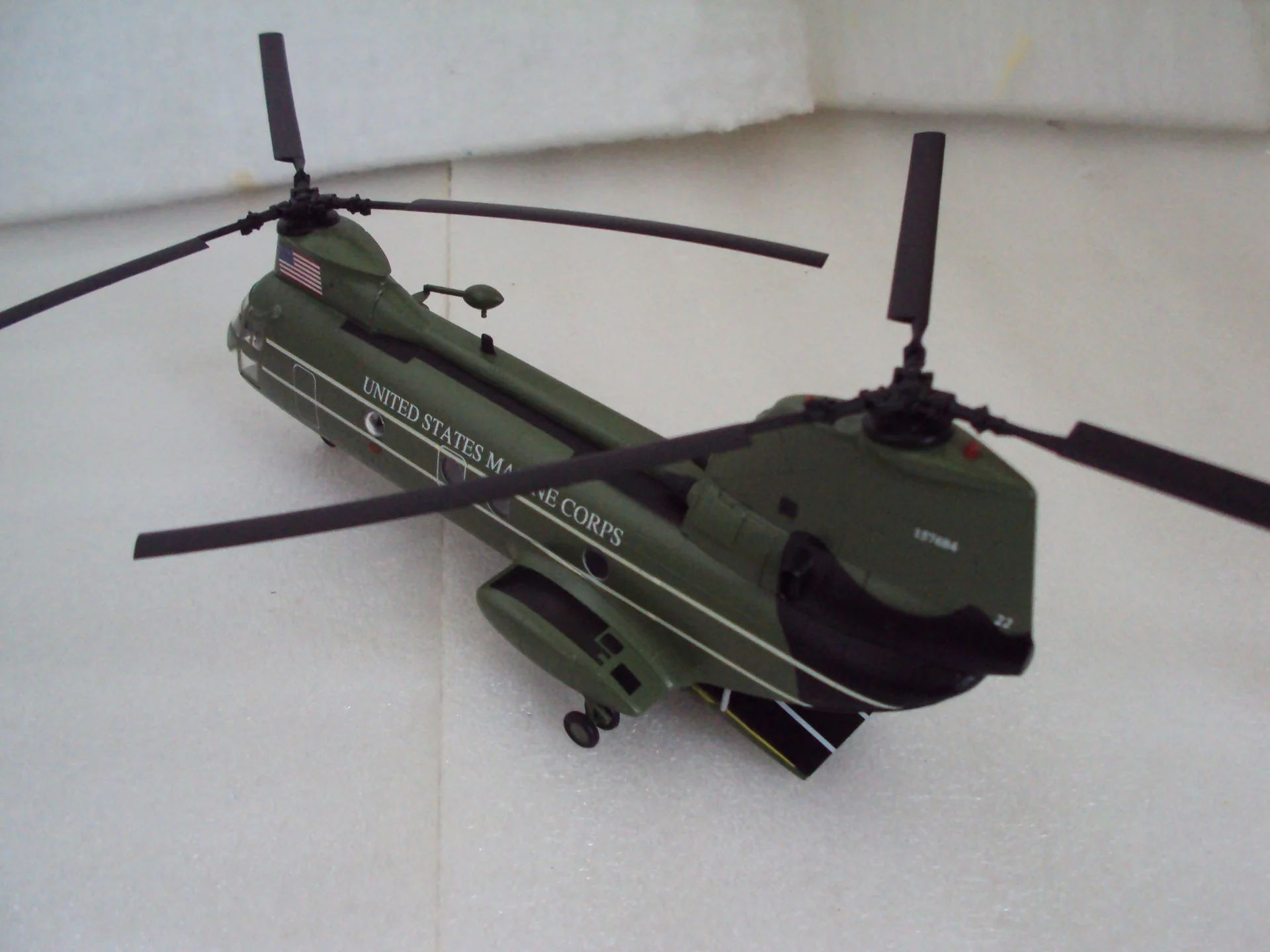 Вертолёт 37004 Marines Boeing ch-46f 157684 hmx-1 - миниатюра 5