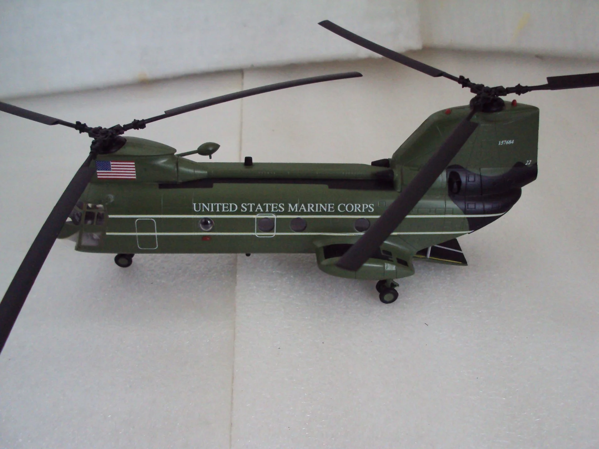 Вертолёт 37004 Marines Boeing ch-46f 157684 hmx-1 - миниатюра 6