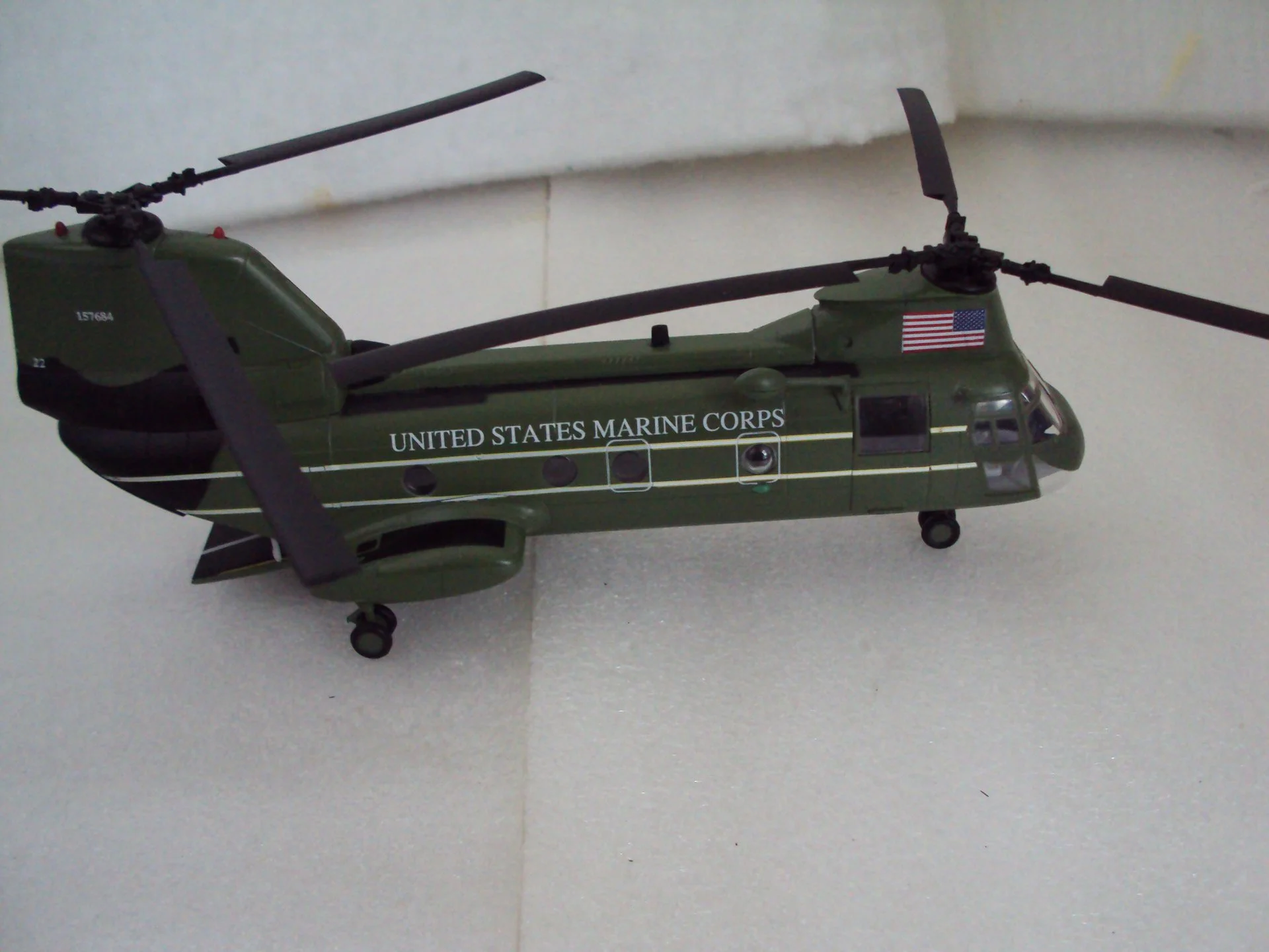 Вертолёт 37004 Marines Boeing ch-46f 157684 hmx-1 - миниатюра 7