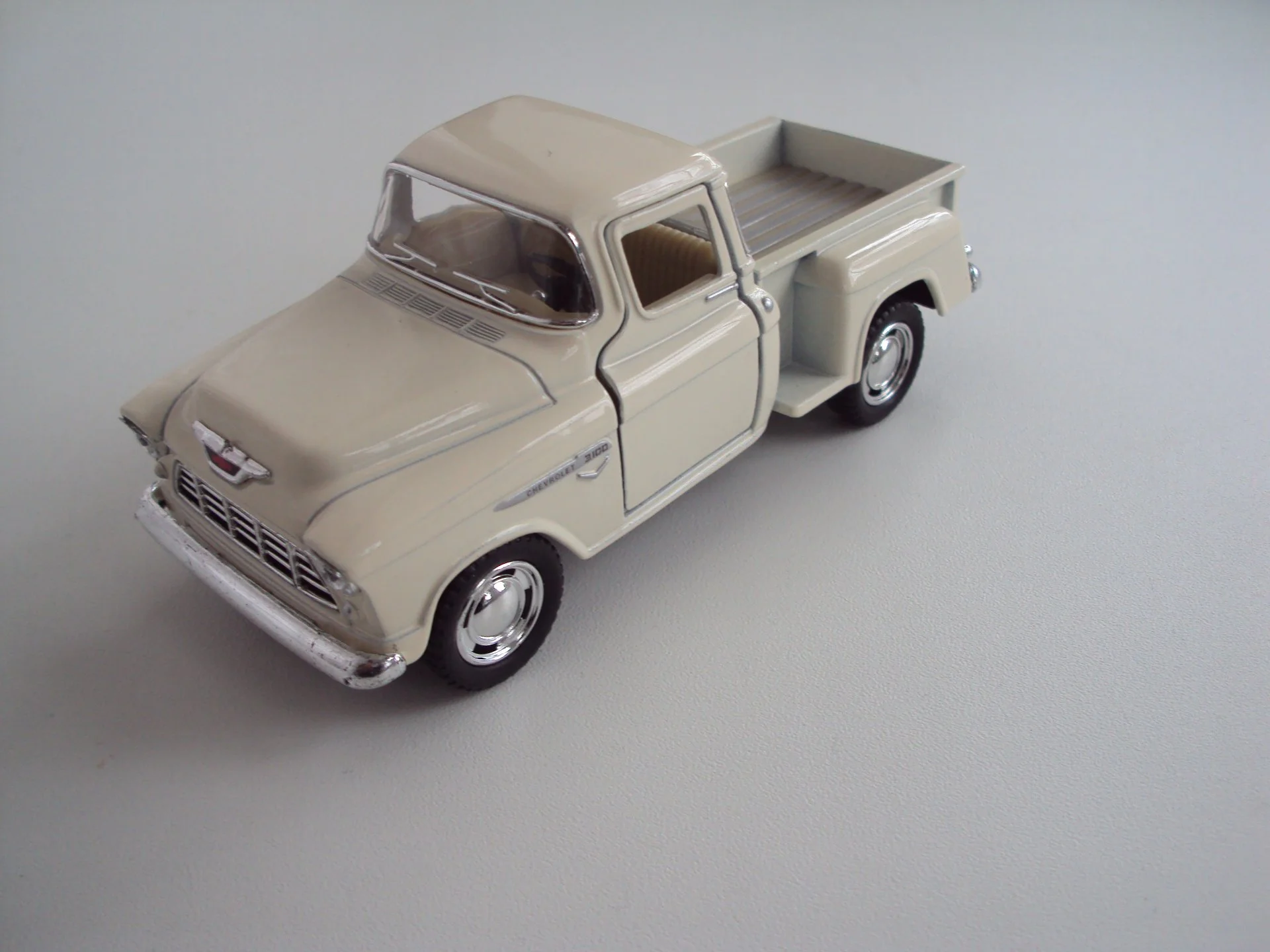 Автомобиль CHEVROLET - миниатюра 2