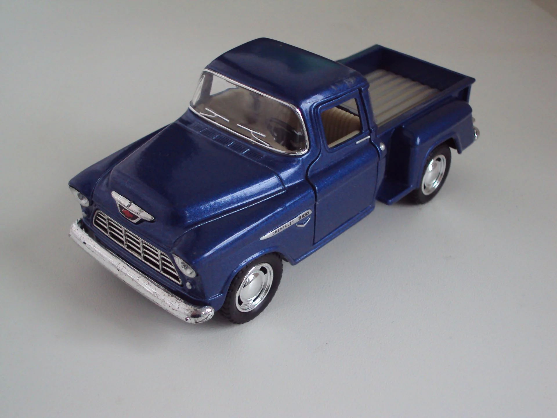 Автомобиль CHEVROLET - миниатюра 2