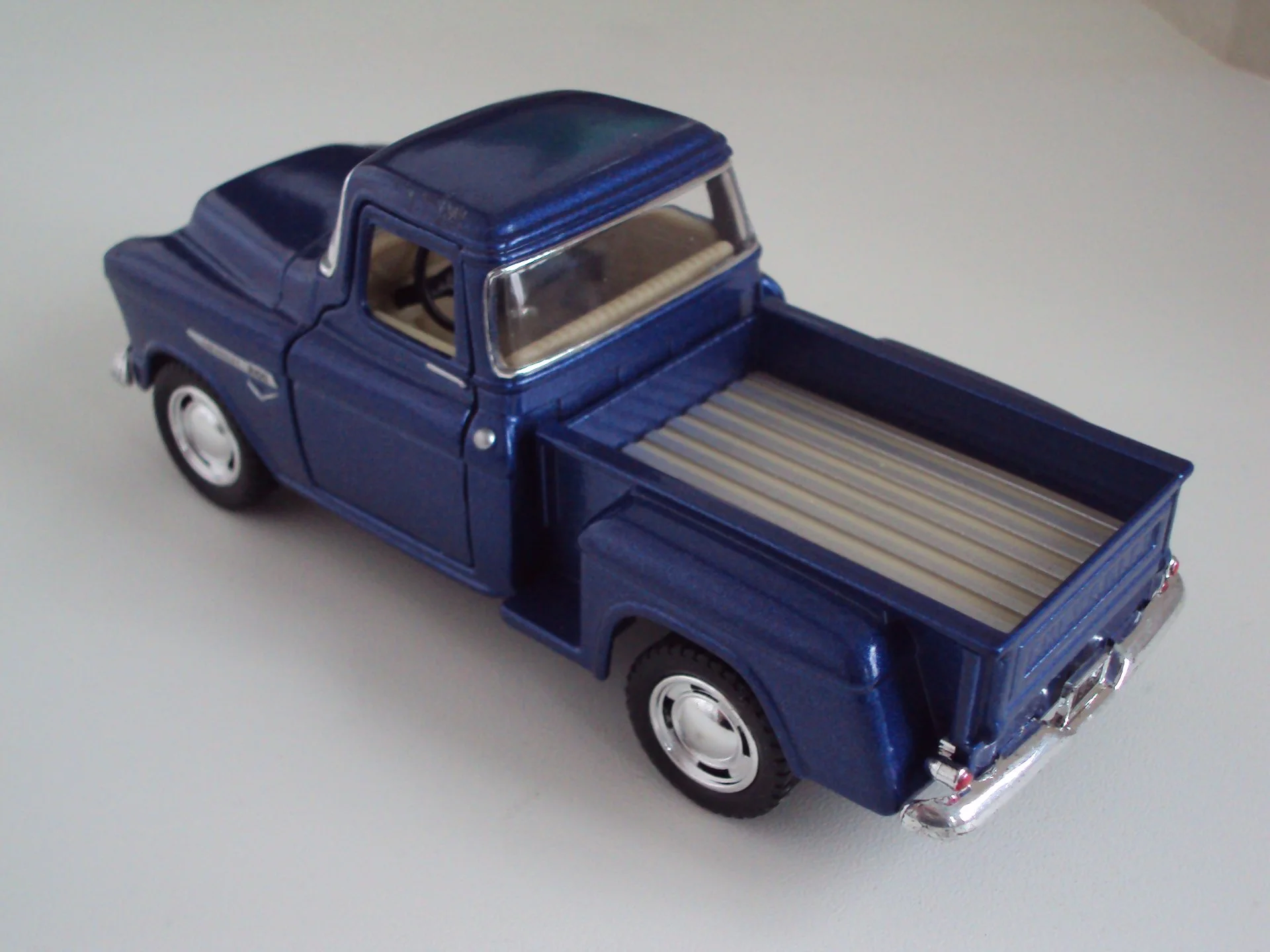 Автомобиль CHEVROLET - миниатюра 3