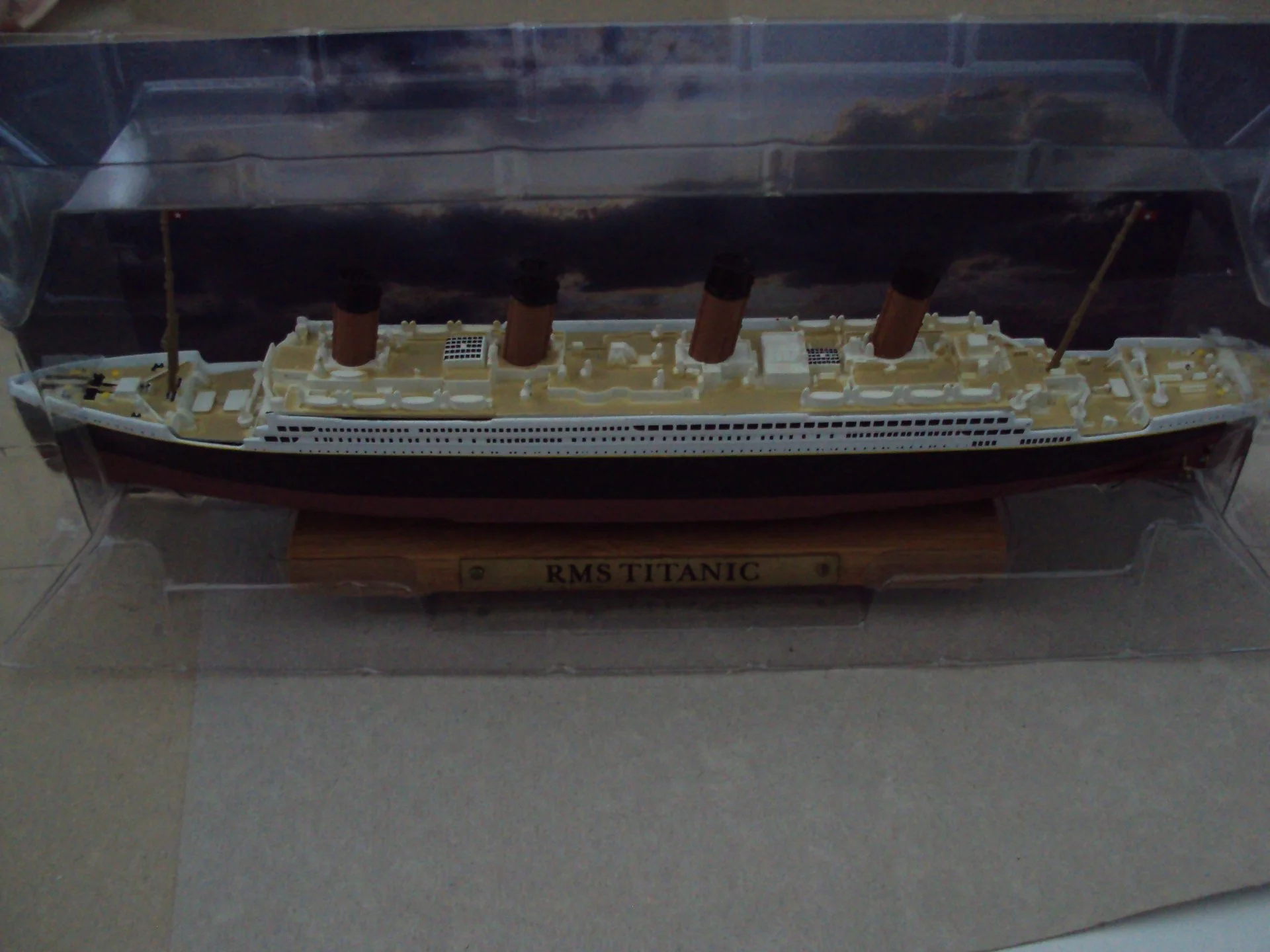 Модель Британский трансатлантический лайнер RMS TITANIK 1912 г - миниатюра 2