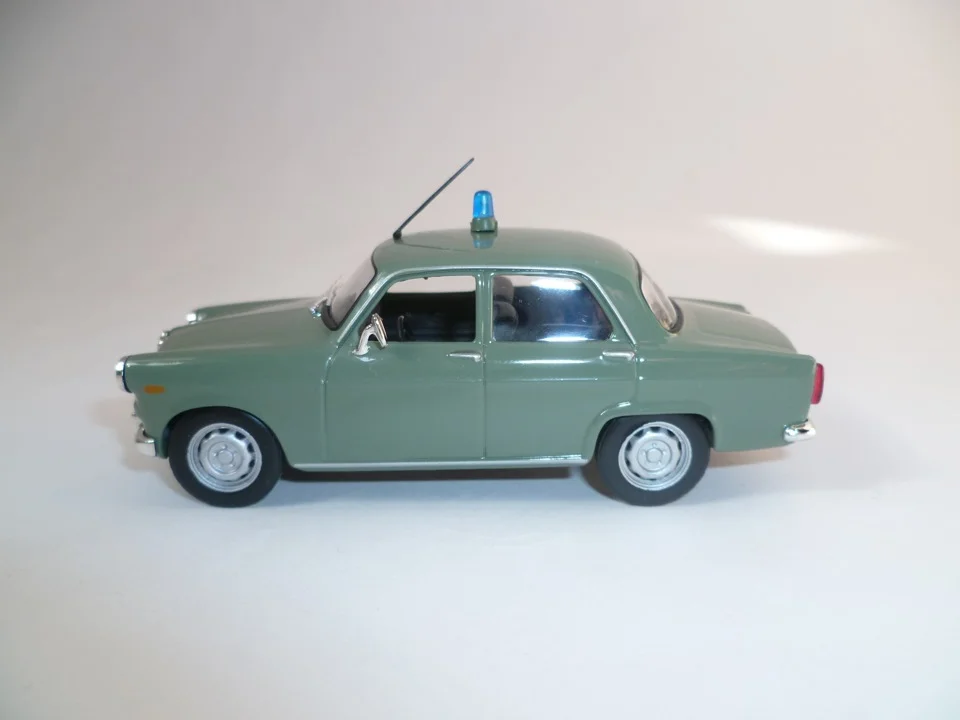 Полицейские машины мира №14 ALFA ROMEO GIULIETTA - миниатюра 4