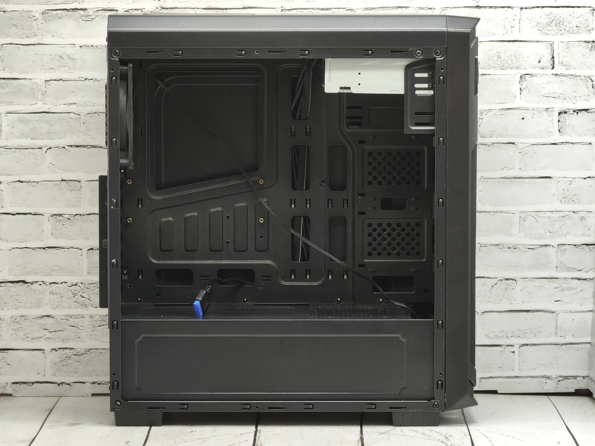 Корпус ATX Aerocool AERO-300 б/у - миниатюра 2